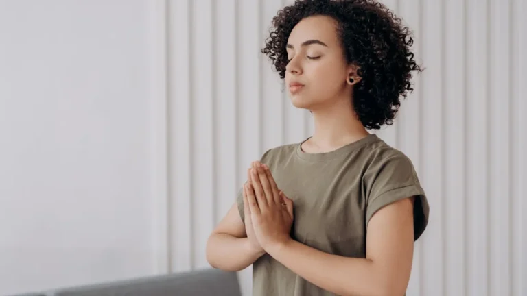 Por qué no puedes concentrarte (y cómo solucionarlo sin deja - Young woman meditating indoors, practicing mindfulness and relaxation. Peaceful