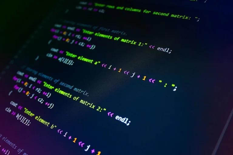 Cómo elegir entre Opus, Sonnet y Haiku: tutorial para usar I... — Close-up of colorful programming code displayed on a monitor screen.