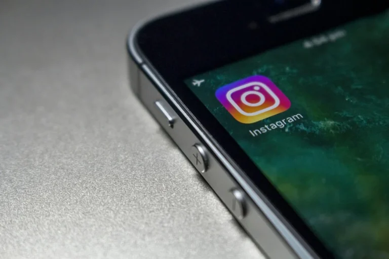 Cómo crear tu marca personal en TikTok: tutorial paso a paso — Close-up image of a smartphone screen displaying the Instagram app icon, emphasi