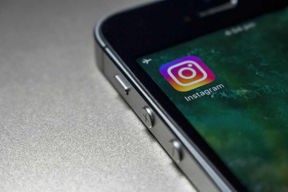 Cómo crear tu marca personal en TikTok: tutorial paso a paso — Close-up image of a smartphone screen displaying the Instagram app icon, emphasi