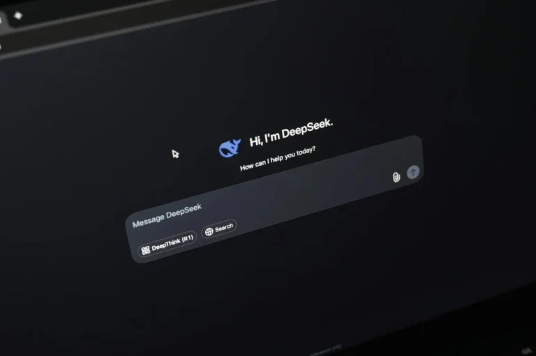 Cómo crear skills personalizadas en Claude: tutorial para ge... — Screen displaying AI chat interface DeepSeek on a dark background.