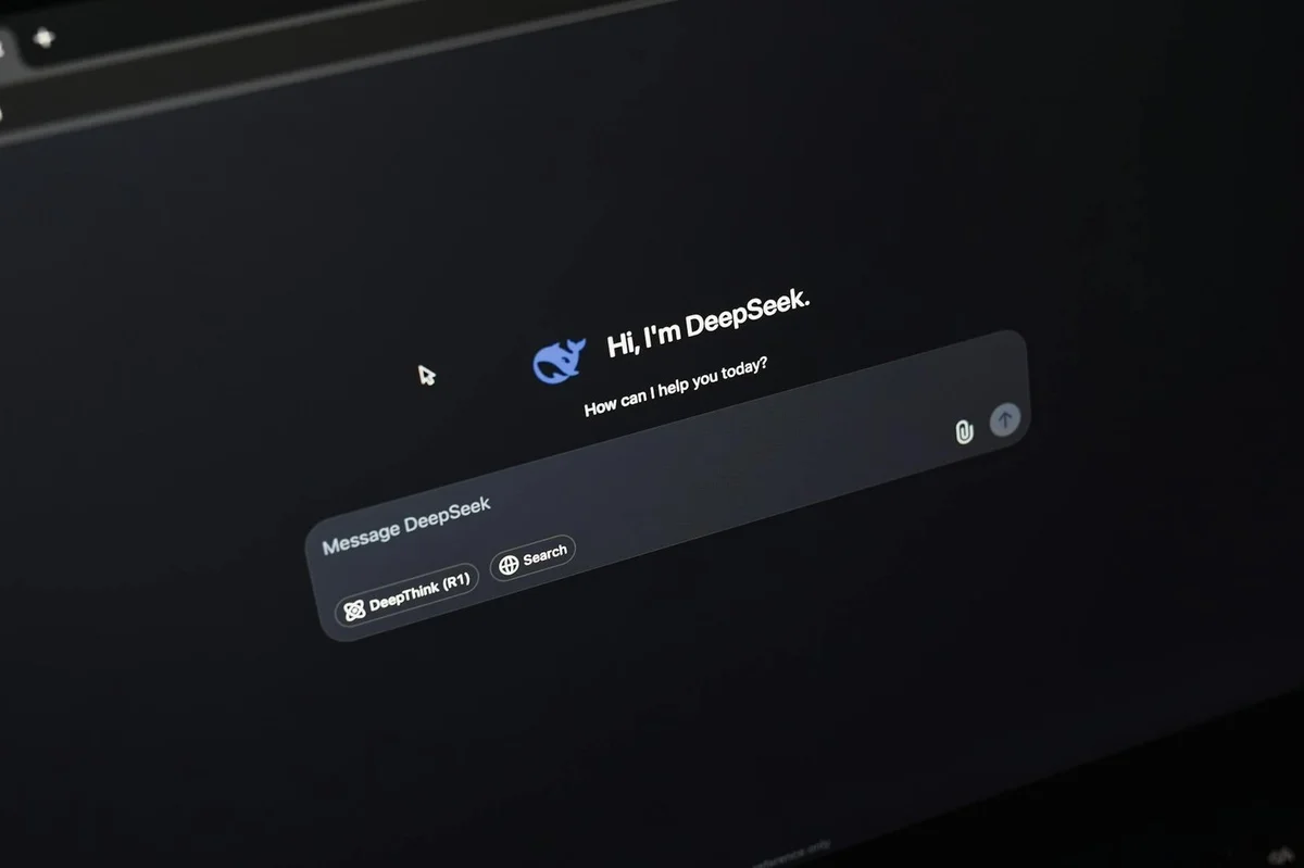 Cómo crear skills personalizadas en Claude: tutorial para ge... — Screen displaying AI chat interface DeepSeek on a dark background.