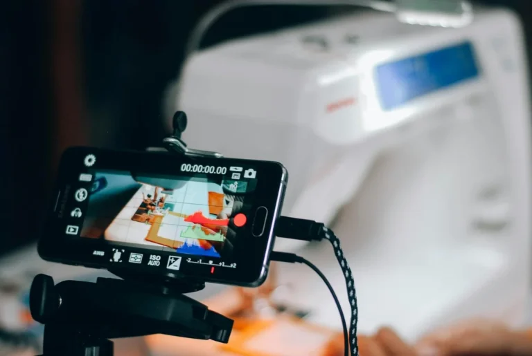 Cómo entender la cultura de TikTok: tutorial para crear cont... — Smartphone capturing sewing machine process, perfect for DIY and crafting conten