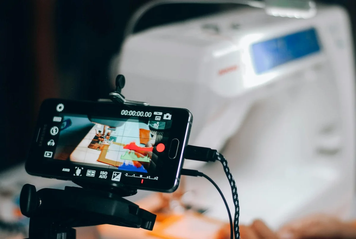 Cómo entender la cultura de TikTok: tutorial para crear cont... — Smartphone capturing sewing machine process, perfect for DIY and crafting conten
