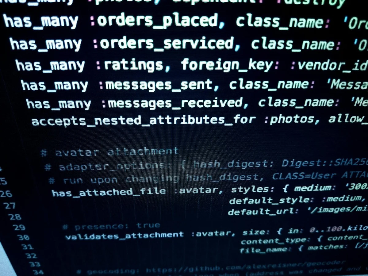Cómo usar pensamiento extendido y Opus en Claude: tutorial p... — Close-up image featuring detailed programming code on a computer screen, ideal f