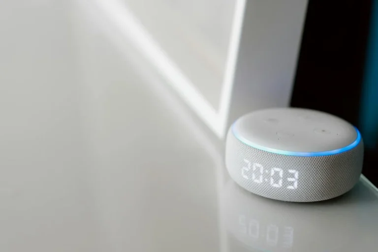 Cómo crear un prompt efectivo en Claude: tutorial de la fórm... — Close-up of a smart speaker with a digital clock display on a minimalist surface