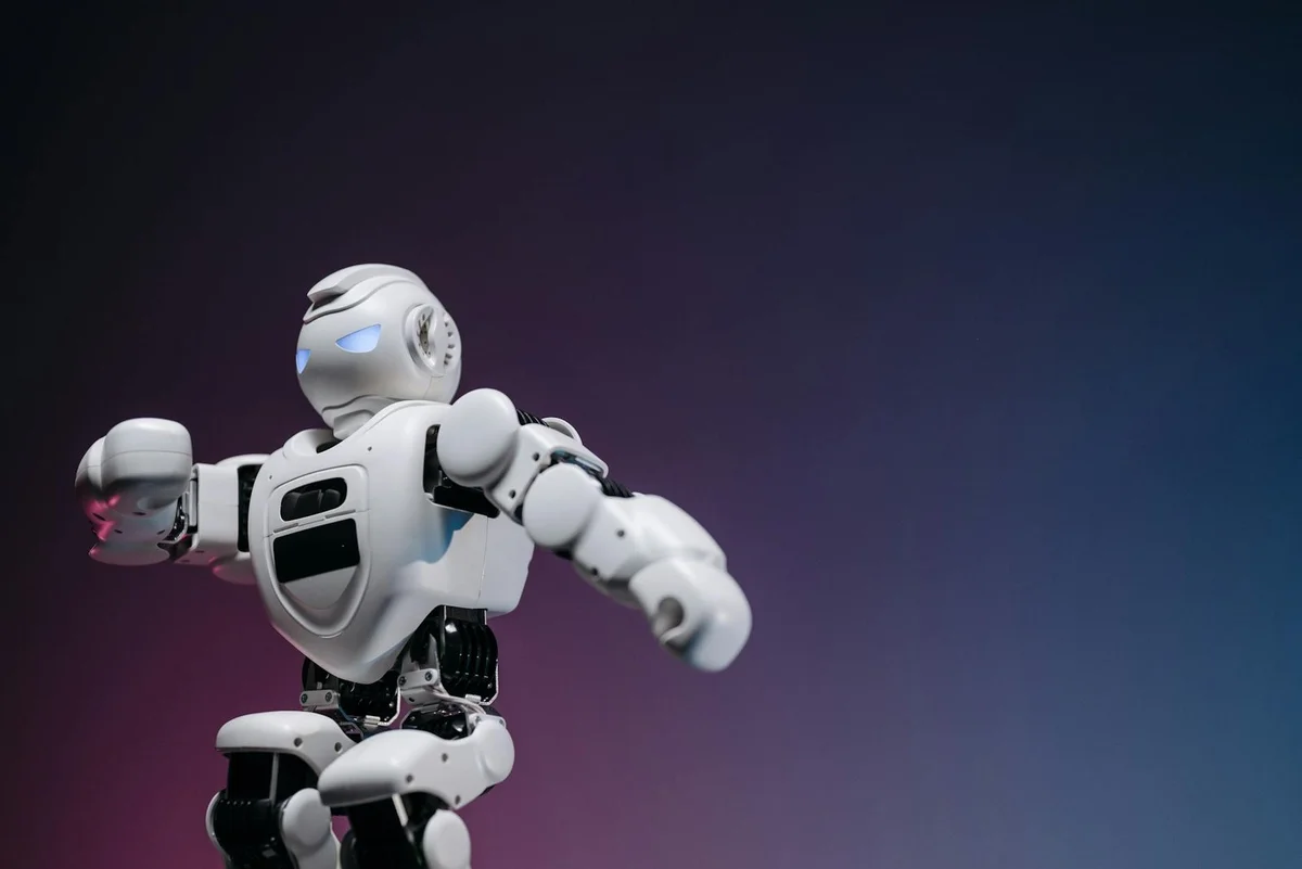 Cómo instalar y auditar plugins en Claude: tutorial para aña... — Close-up of a futuristic robotic toy against a gradient background, symbolizing