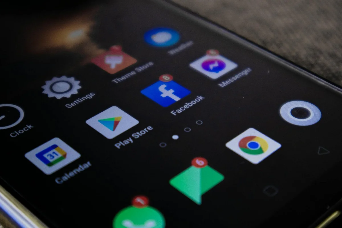 Cómo encontrar tu nicho en TikTok paso a paso: tutorial prác... — Detailed view of a smartphone screen with popular app icons including Facebook a