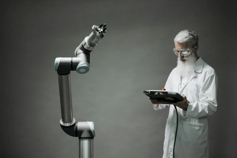 Cómo organizar tu repositorio de conocimiento para que la IA... — A scientist in a lab coat operates a high-tech robotic arm in a laboratory setti