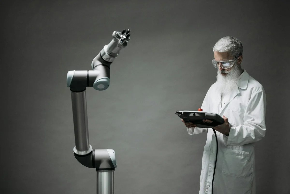 Cómo organizar tu repositorio de conocimiento para que la IA... — A scientist in a lab coat operates a high-tech robotic arm in a laboratory setti