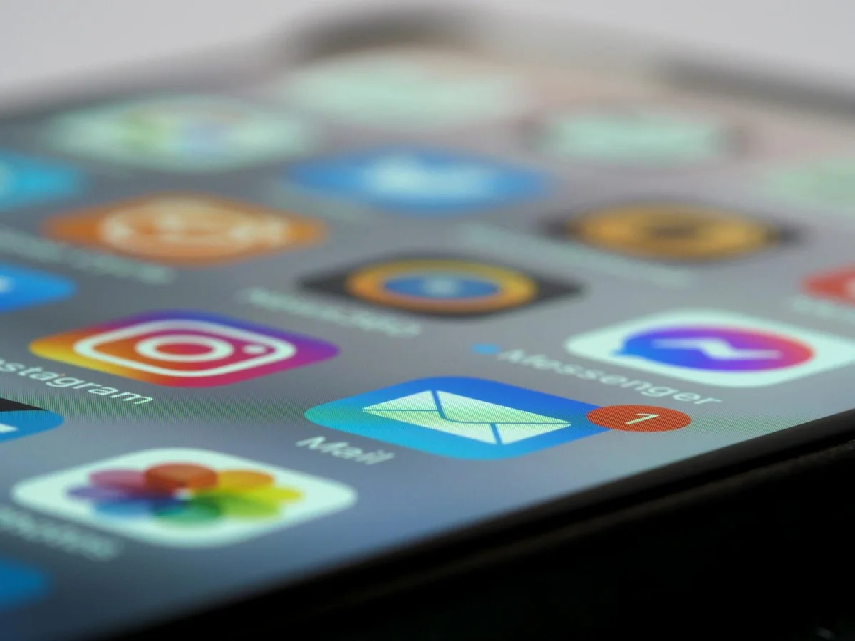 Cómo producir videos de TikTok sin equipo caro: tutorial pas... — Detailed close-up of smartphone screen displaying various app icons and notifica