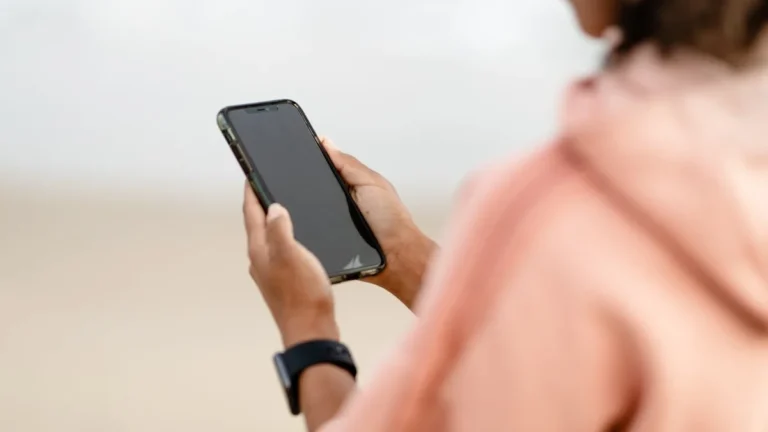 The Psychology of Attention on TikTok: Why People Stay or Leave