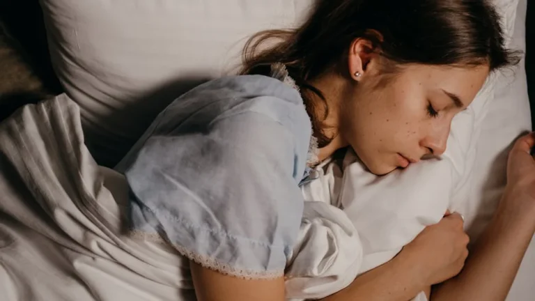 Rutina nocturna para descansar mejor: guía paso a paso - Apaga tu Mente