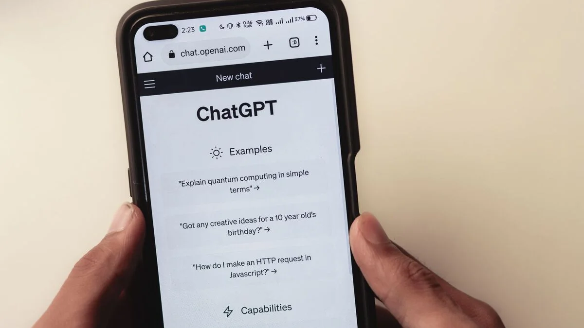 Persona usando ChatGPT en smartphone