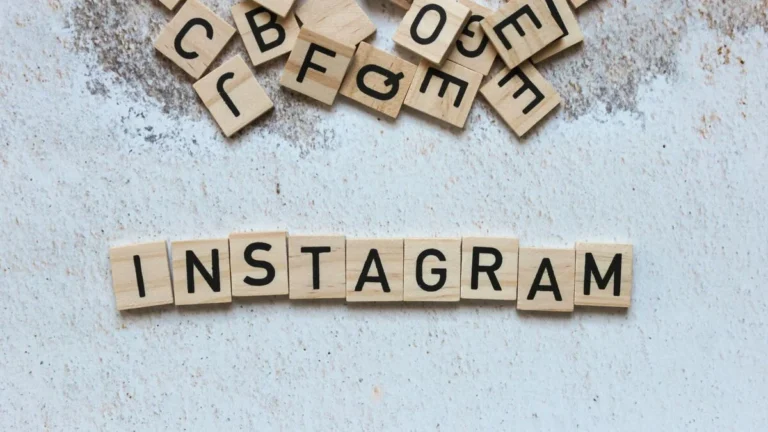 Bloques de letras formando la palabra Instagram