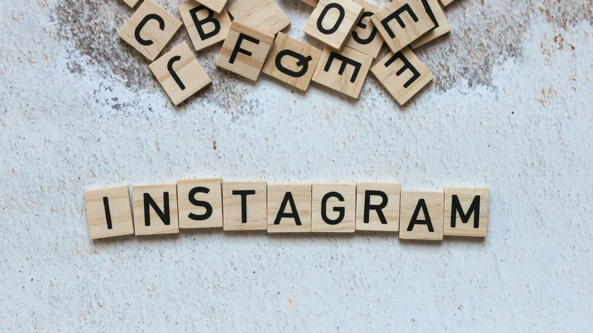 Bloques de letras formando la palabra Instagram