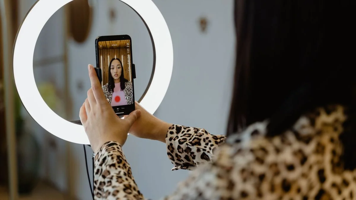 Mujer usando smartphone con ring light para crear contenido