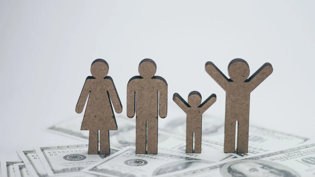 Figuras de familia sobre billetes simbolizando estabilidad financiera