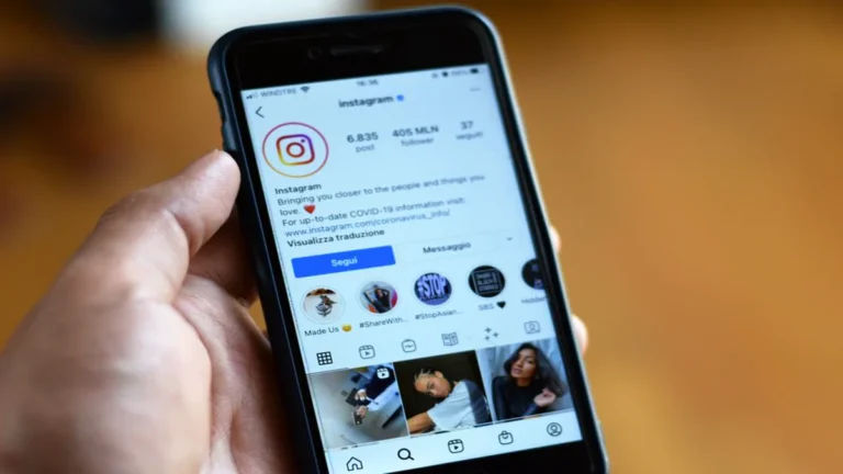 Primer plano de un smartphone mostrando una pantalla de perfil de Instagram