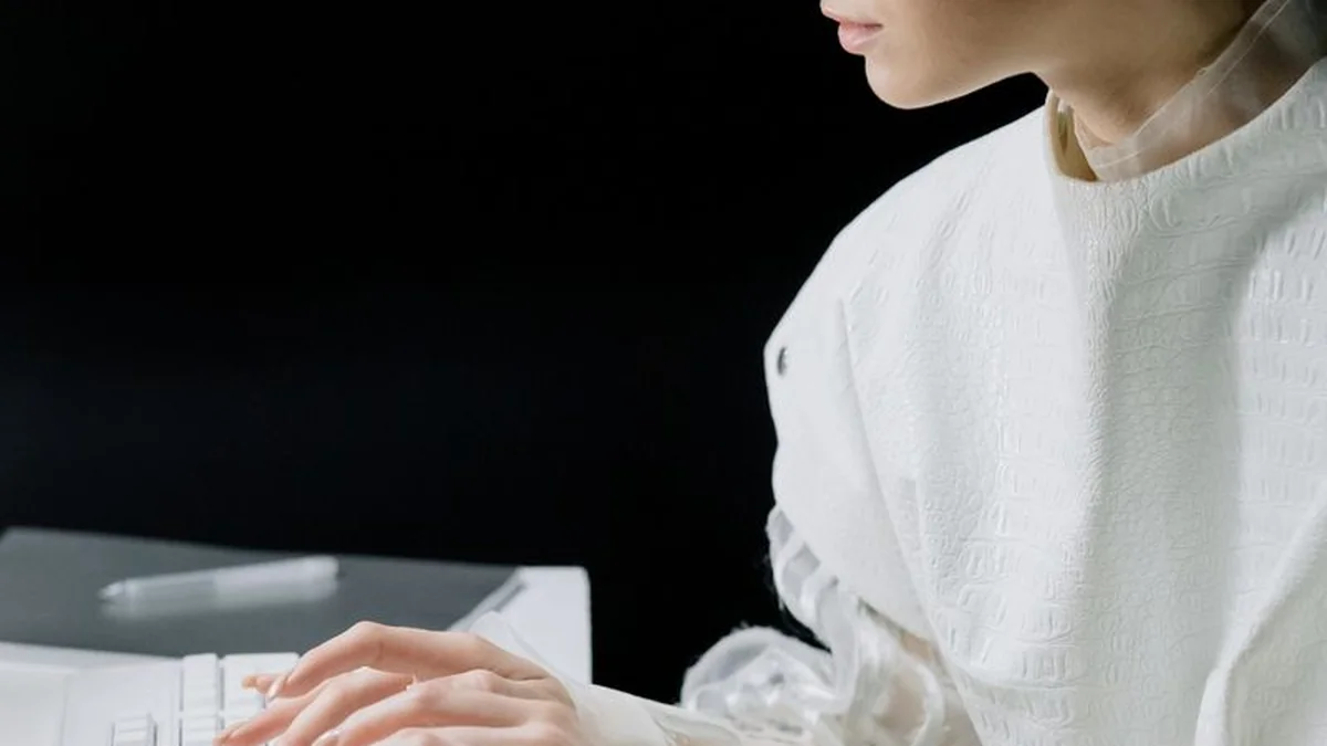 Persona trabajando con un portátil; foto ilustrativa de Pexels, no representa al autor ni a un cliente.
