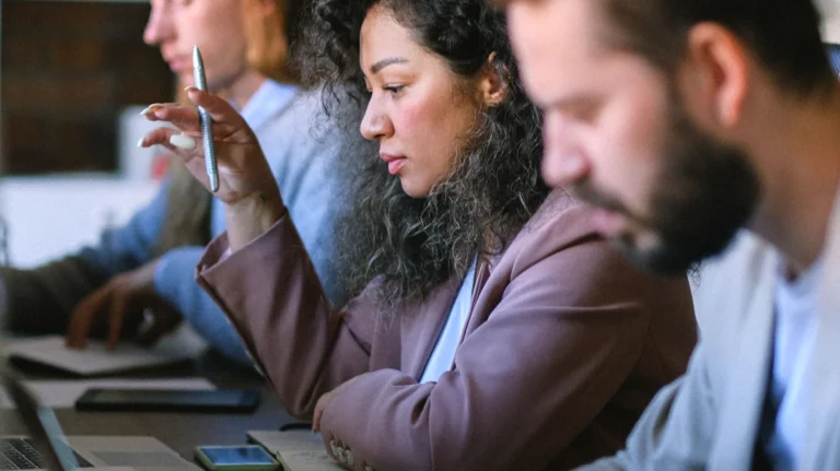 Colegas trabajando con portátiles en la oficina